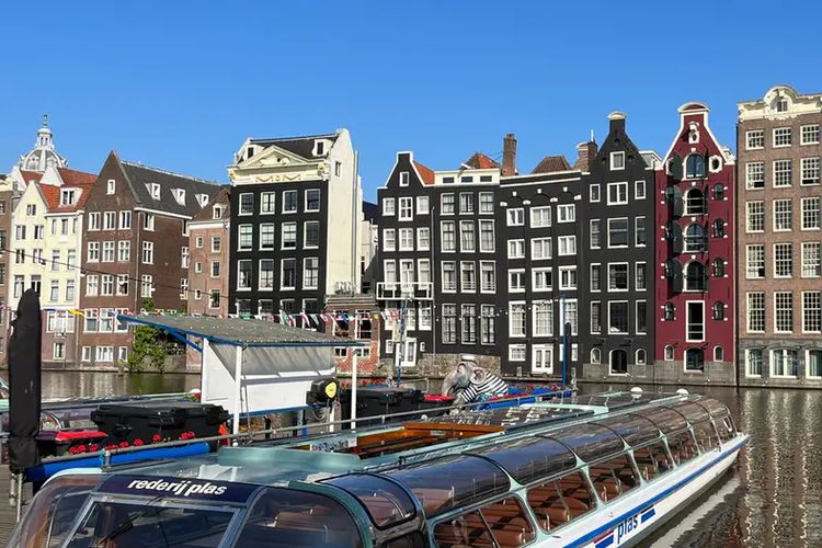 Atasi Overtourism, Amsterdam Bakal Larang Kapal Pesiar Berlabuh Mulai 2035